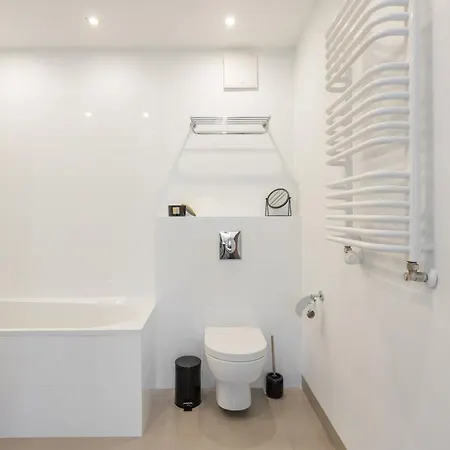 Close Apartment *